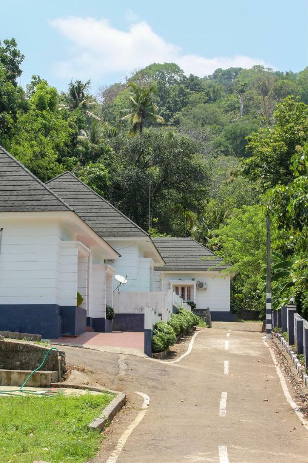 Magic Land Resorts Athirapally Irinjalakuda Exterior foto