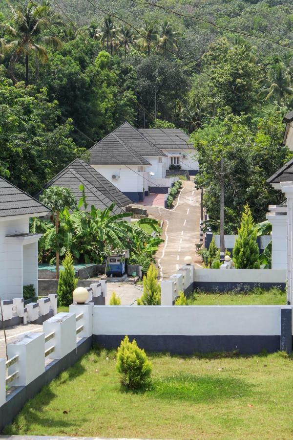 Magic Land Resorts Athirapally Irinjalakuda Exterior foto