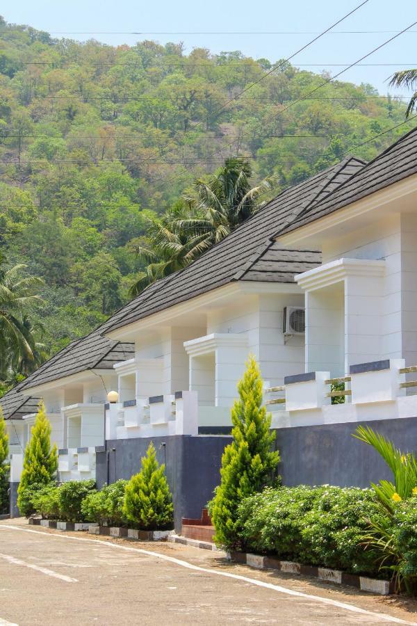 Magic Land Resorts Athirapally Irinjalakuda Exterior foto