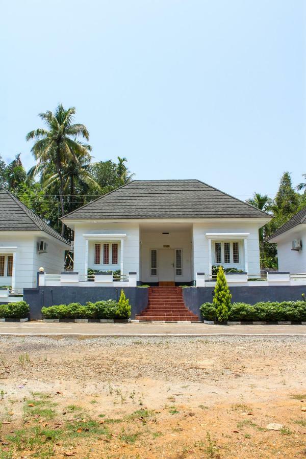 Magic Land Resorts Athirapally Irinjalakuda Exterior foto